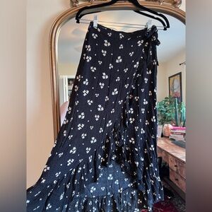 American Eagle Black Daisy Flower Wrap Skirt Size XS *read description*